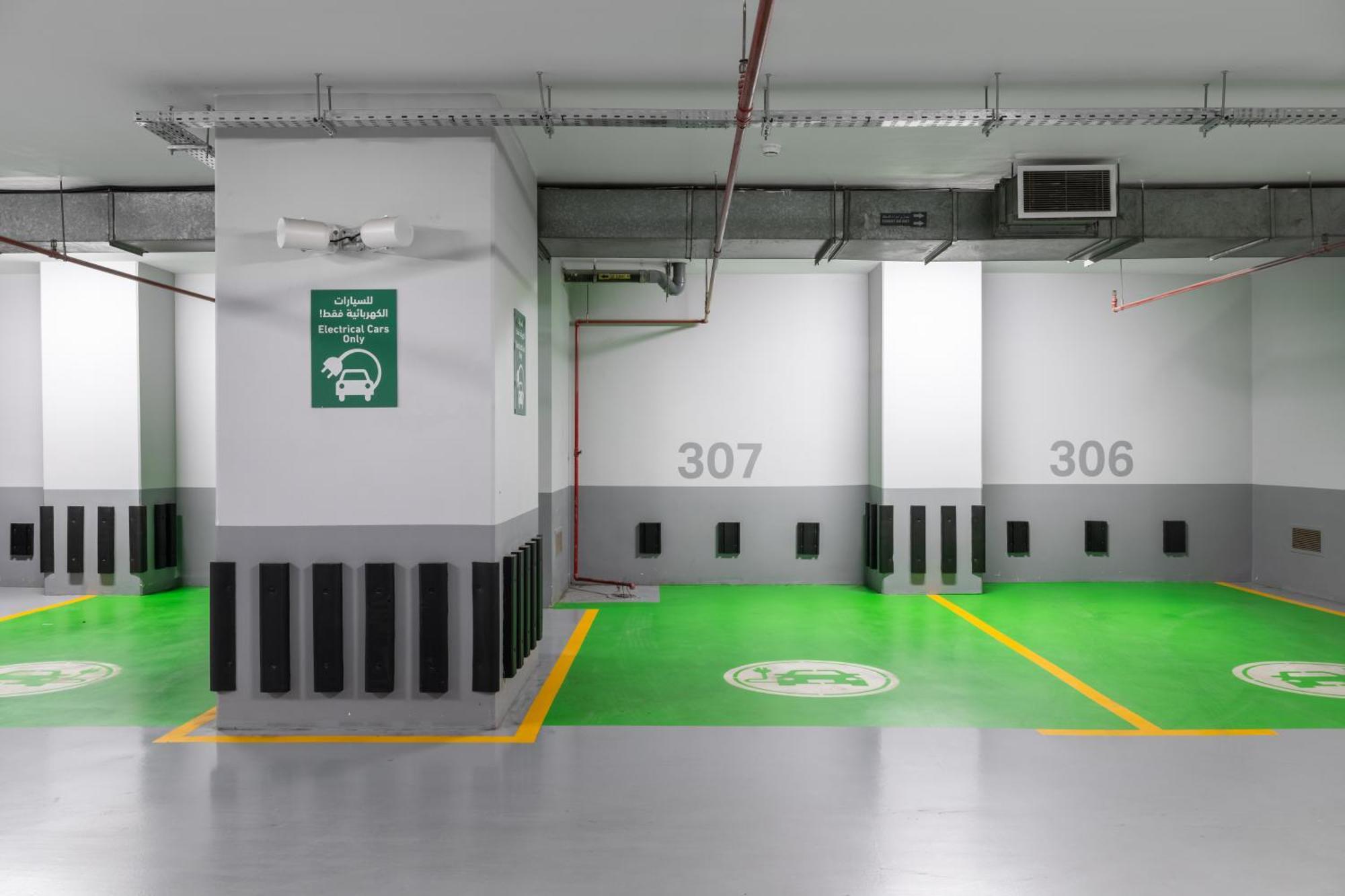Dar Aleiman Al Haram Hotell Medina Eksteriør bilde Electric vehicle parking at the airport