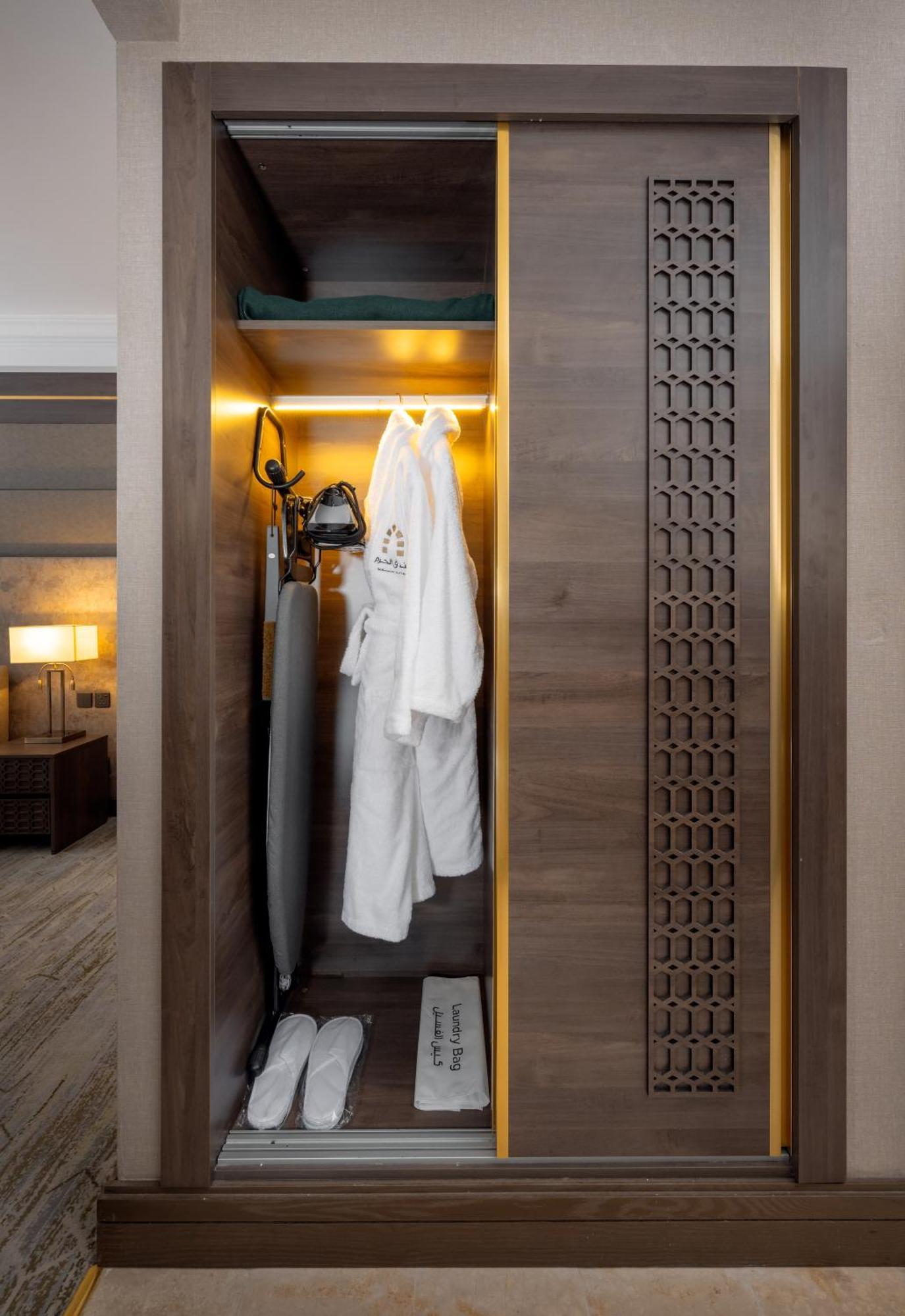 Dar Aleiman Al Haram Hotell Medina Eksteriør bilde A bathrobe hanging on a door